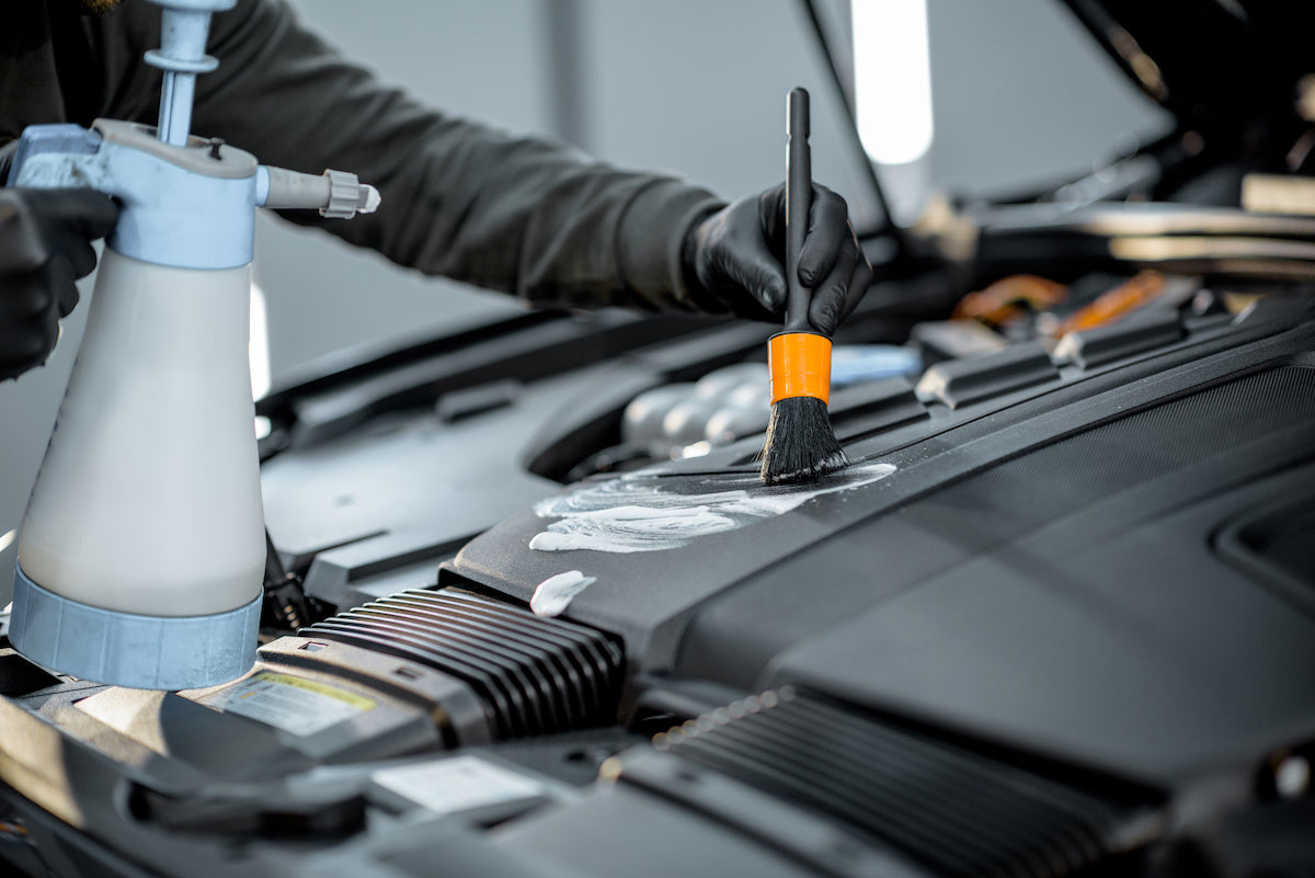 Cómo limpiar el motor de un auto de manera efectiva? - Exeon Solutions
