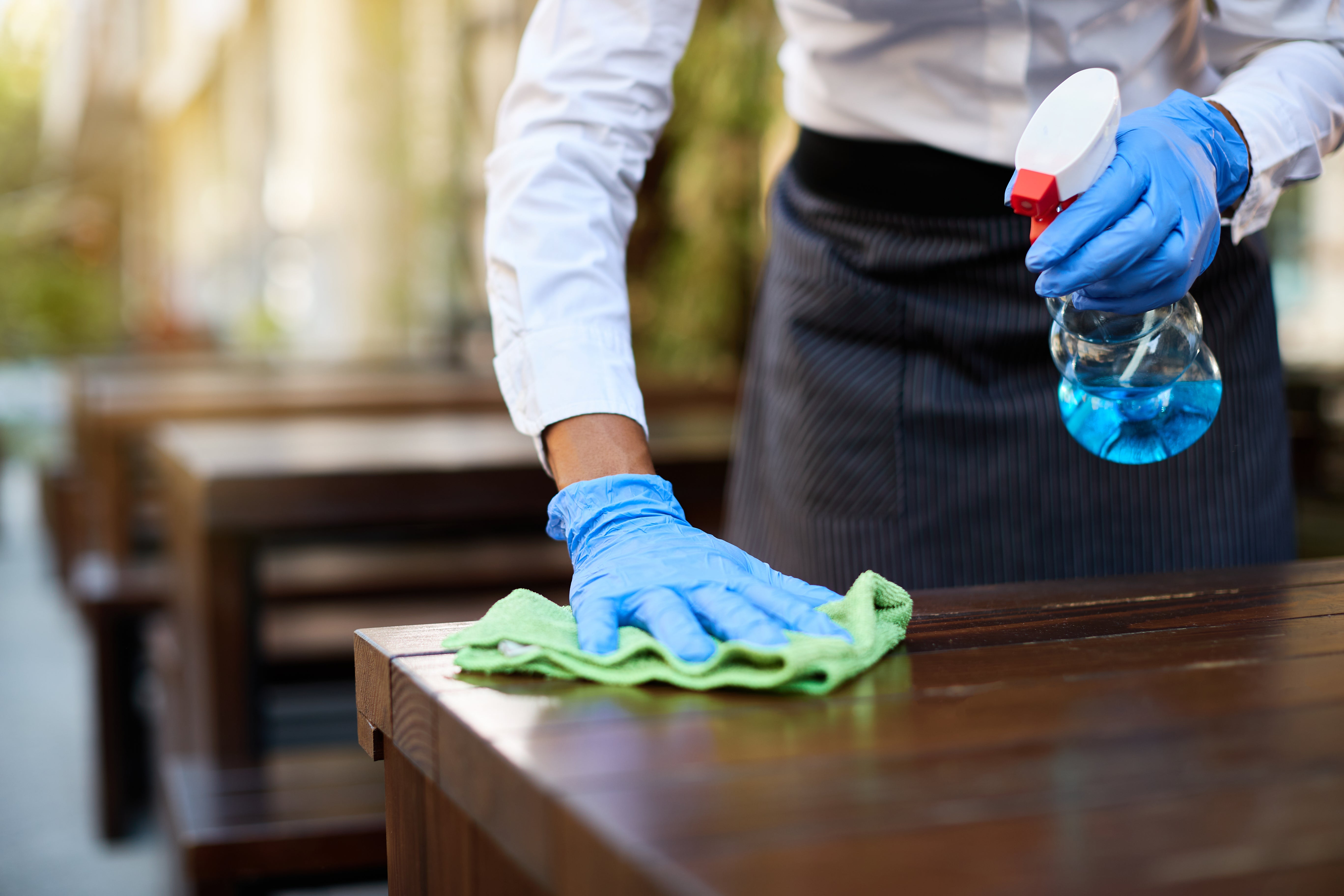 Cómo limpiar y desinfectar tu cocina con desengrasante