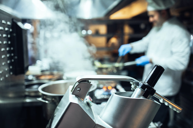 ¿Cómo es la limpieza y desinfección en una cocina industrial?