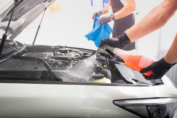 ¿Por Qué es Importante Usar Líquido para Limpiar Motores?