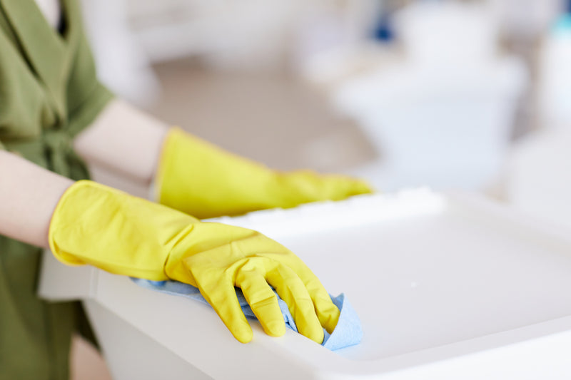 Personal de limpieza usando cloro para limpiar y desinfectar