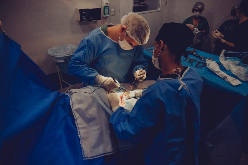 Dos cirujanos usan antiséptico antes de una cirugía